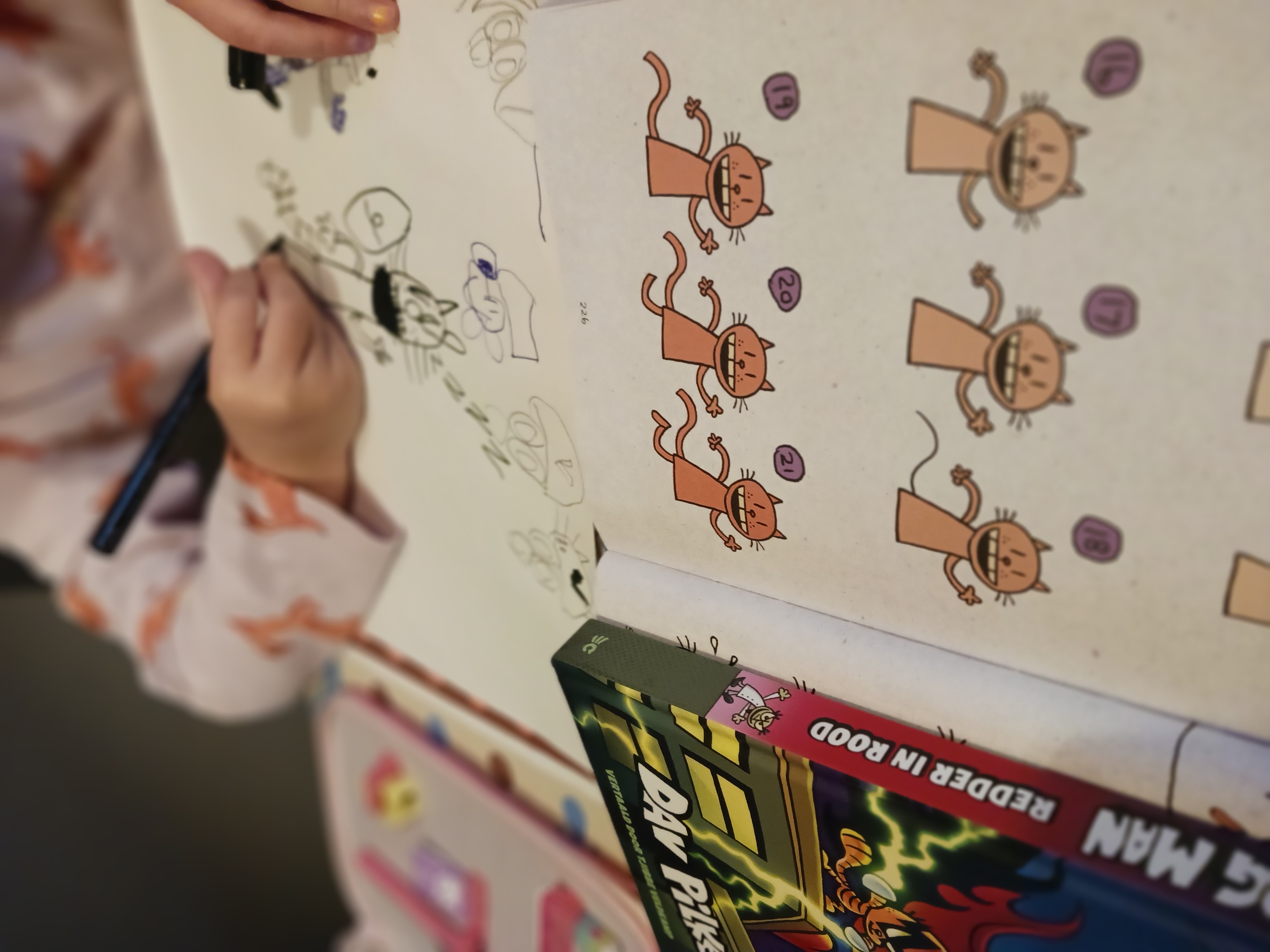 Kind tekent bij boek van Dav Pilkey